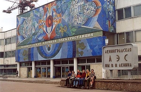 Атом — в центре всего. Всё остальное — от живых клеток и энергии до науки, космоса и кибернетики — лишь его продолжение.