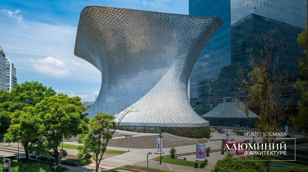 Одного взгляда на здание достаточно, чтобы понять — посетителей ждет нечто необычное