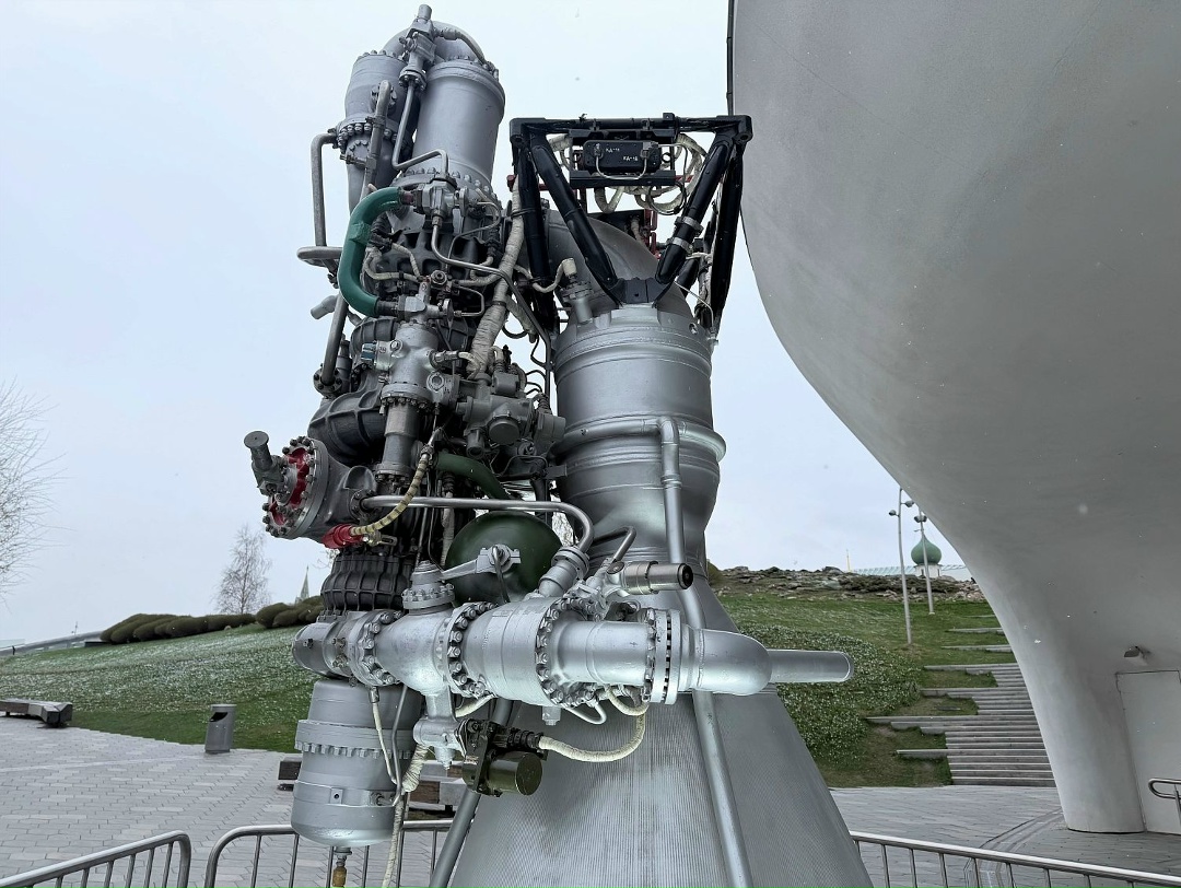 Ростех в День космонавтики Посетителям «Зарядья» показали двигатель НК-33 для лунной программы и кадры испытаний ракетных установок РД-107А/108А.