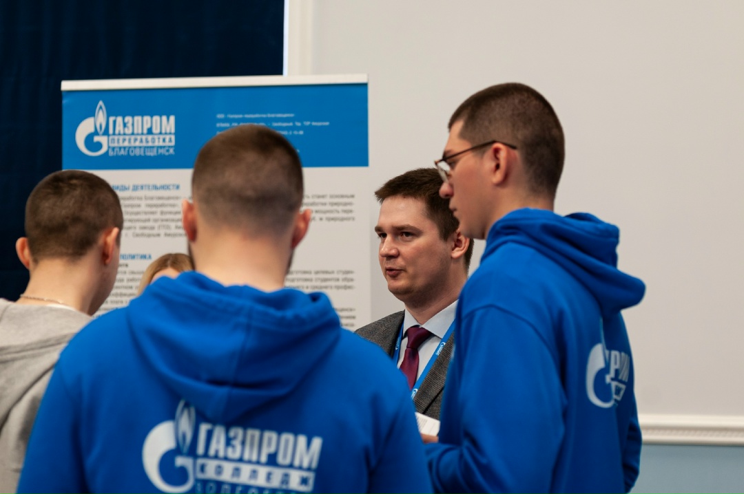 БУДУЩИЕ КАДРЫ «Газпром переработка Благовещенск» приняло участие в масштабной ярмарке вакансий