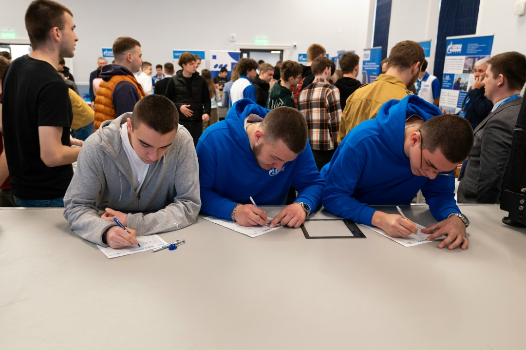 БУДУЩИЕ КАДРЫ «Газпром переработка Благовещенск» приняло участие в масштабной ярмарке вакансий