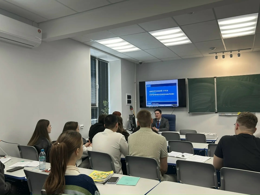 БУДУЩИЕ КАДРЫ «Газпром переработка Благовещенск» приняло участие в масштабной ярмарке вакансий