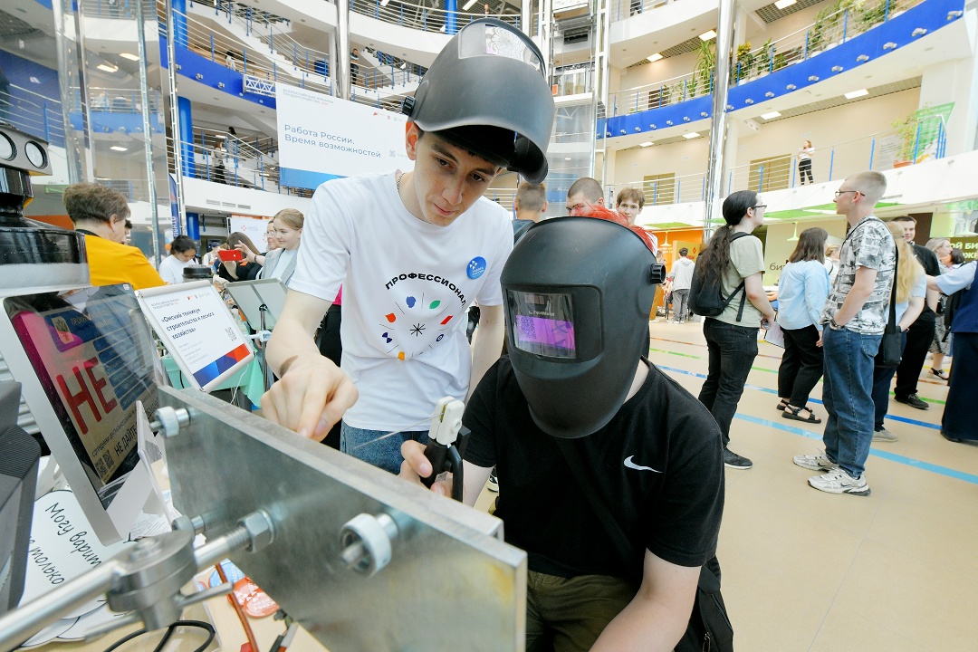 За 3 года благодаря всероссийской ярмарке трудоустройства работу нашли около 400 тыс. россиян.