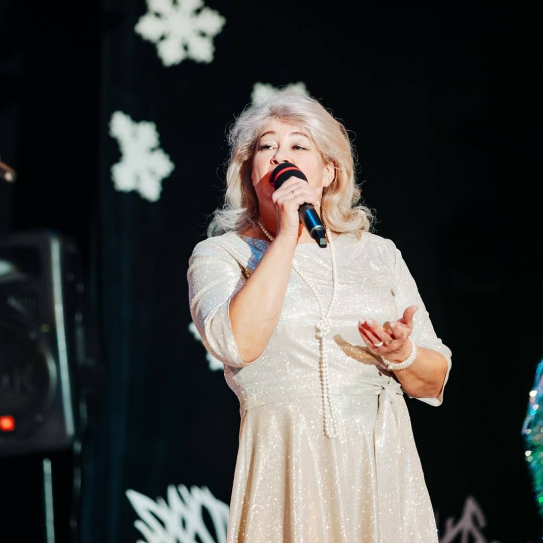 Ежедневно на жителей Шелехова с высоты птичьего полета смотрит очаровательная Жанна Гадальшина