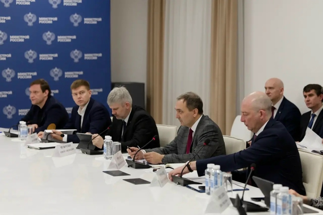 Глава Минстроя России Ирек Файзуллин провел еженедельное совещание с регионами и главными распорядителями бюджетных средств (ГРБС)