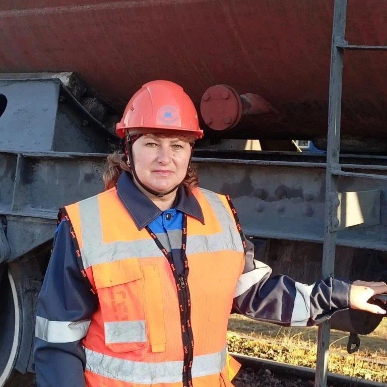 «Моя работа — это про ответственность. Здесь важно всё: от внимательности до командной работы», — говорит Елена Лященко, осмотрщик вагонов ЦПС.