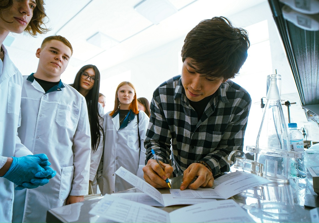 Флотация сульфидных руд, металлографический анализ и техносферная безопасность — обычное расписание для учеников нашего профориентационного «Полюс-класса»