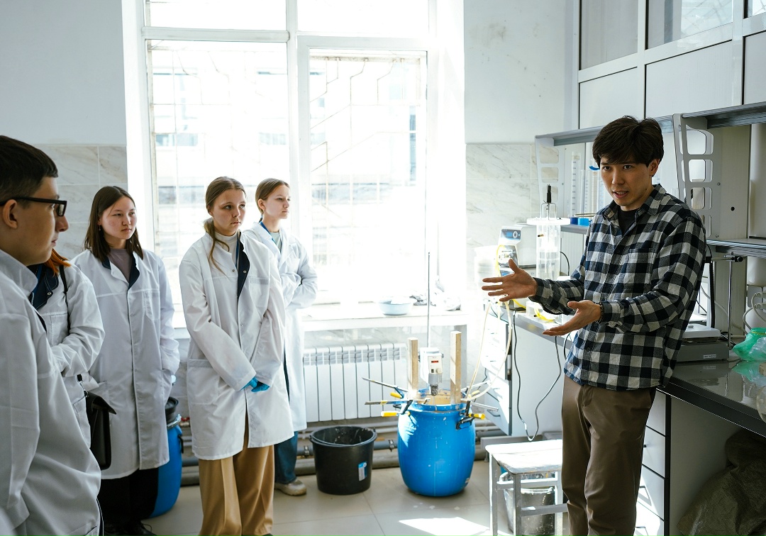 Флотация сульфидных руд, металлографический анализ и техносферная безопасность — обычное расписание для учеников нашего профориентационного «Полюс-класса»