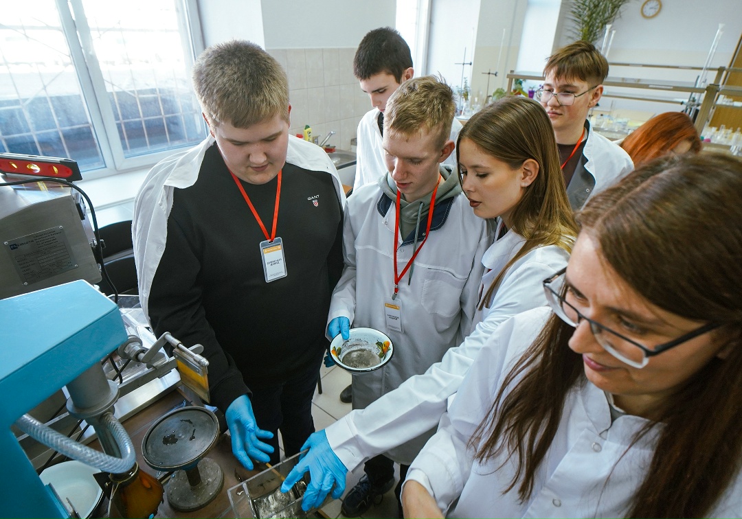 Флотация сульфидных руд, металлографический анализ и техносферная безопасность — обычное расписание для учеников нашего профориентационного «Полюс-класса»