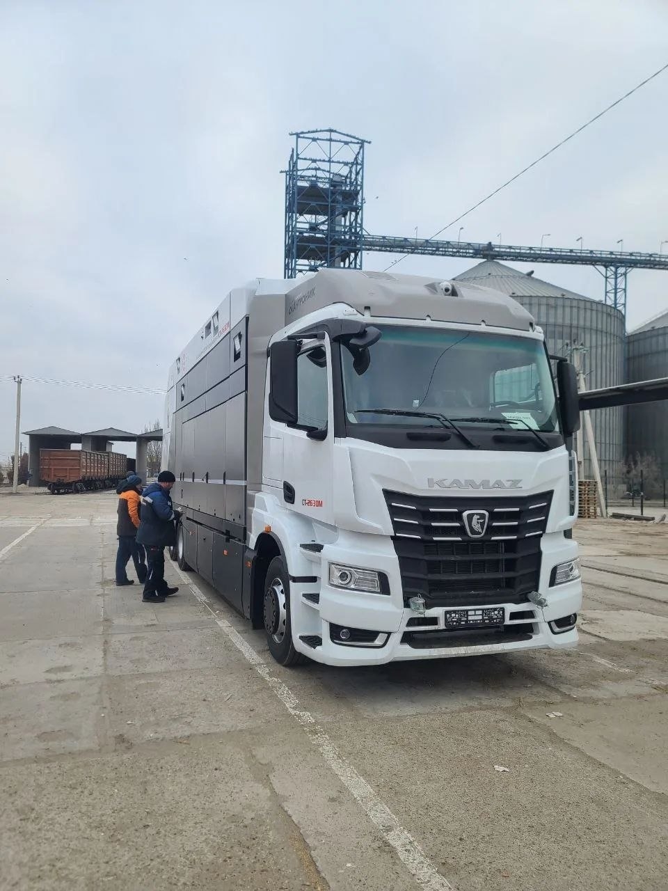 Запрещенное везете? А если найдем? С помощью нового «рентгена для фур» на базе КАМАЗа семейства К5 можно выявить любые запрещенные к провозу грузы