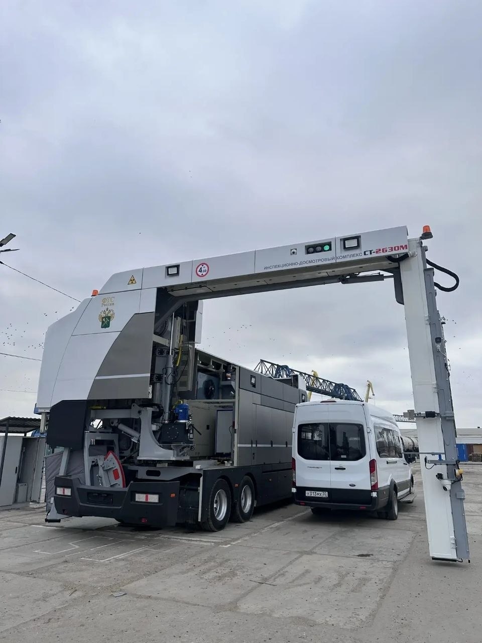 Запрещенное везете? А если найдем? С помощью нового «рентгена для фур» на базе КАМАЗа семейства К5 можно выявить любые запрещенные к провозу грузы