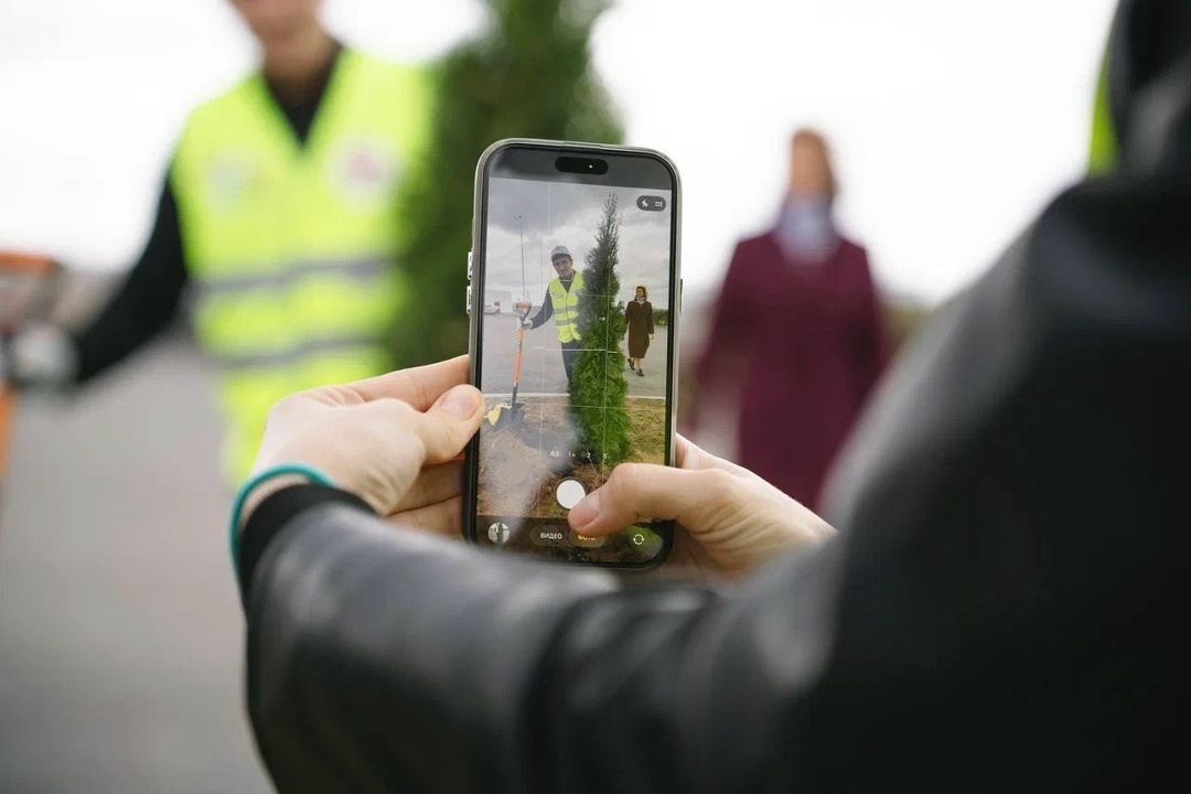 ️ «Чисто. Весна» в Астрахани На АЗС ЛУКОЙЛа участники экологического марафона создали юбилейную инсталляцию: из хризантем сложили логотип к 35‑летию Компании и…
