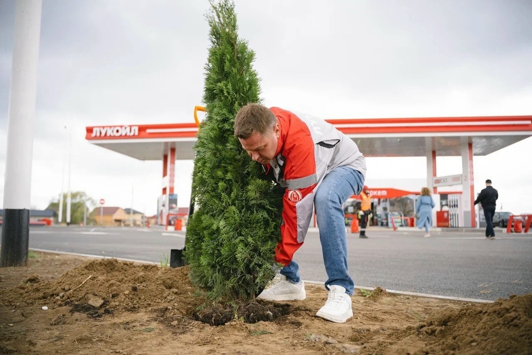 ️ «Чисто. Весна» в Астрахани На АЗС ЛУКОЙЛа участники экологического марафона создали юбилейную инсталляцию: из хризантем сложили логотип к 35‑летию Компании и…