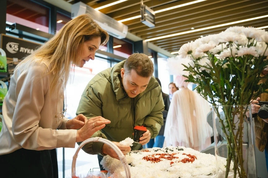 ️ «Чисто. Весна» в Астрахани На АЗС ЛУКОЙЛа участники экологического марафона создали юбилейную инсталляцию: из хризантем сложили логотип к 35‑летию Компании и…