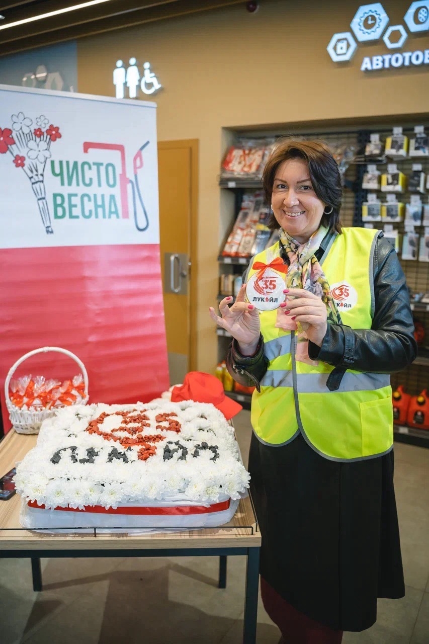 ️ «Чисто. Весна» в Астрахани На АЗС ЛУКОЙЛа участники экологического марафона создали юбилейную инсталляцию: из хризантем сложили логотип к 35‑летию Компании и…