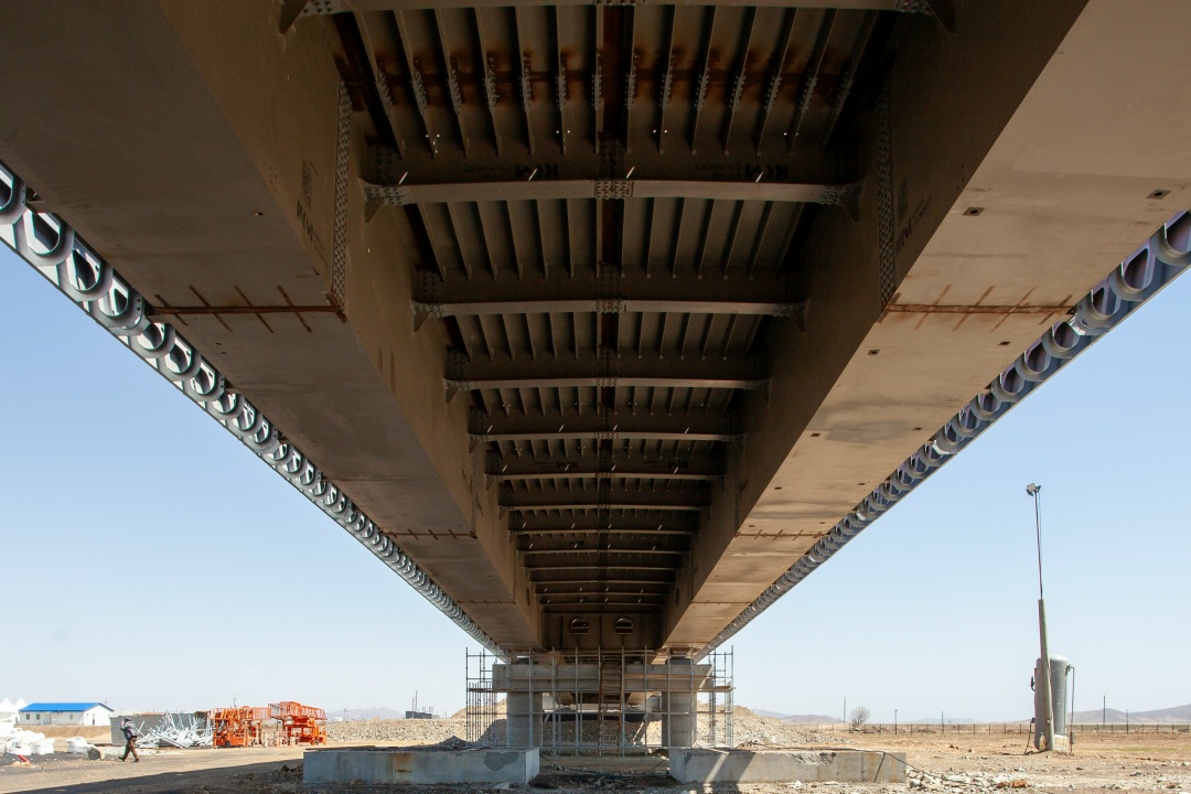 Россия и КНДР соединили пролеты автомобильного моста через реку Туманную.