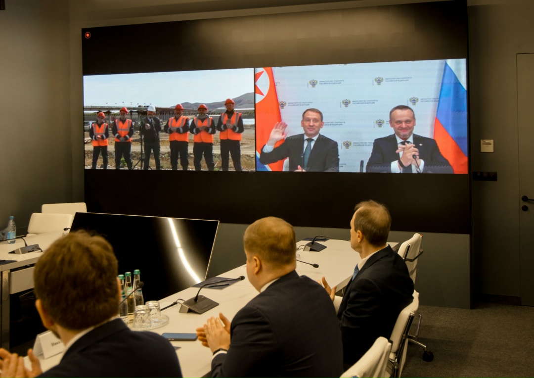 Россия и КНДР соединили пролеты автомобильного моста через реку Туманную.