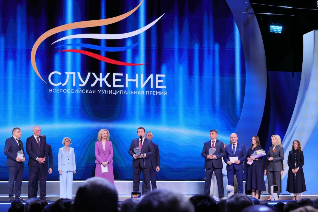 Татьяна Голикова вручила премию «Служение» победителю в номинации «Единство народов России – сила страны».