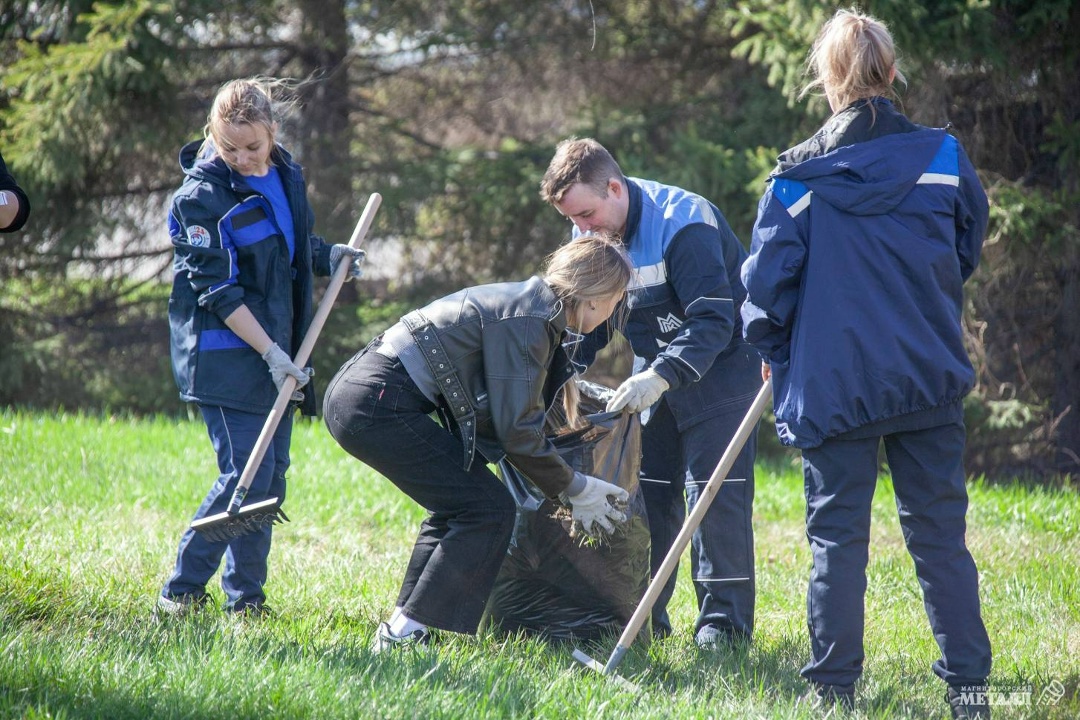 В минувшую пятницу участок от первой проходной до инженерного корпуса приводили в порядок работники коммерческой дирекции.