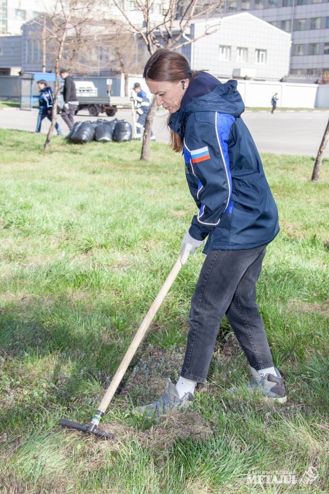 В минувшую пятницу участок от первой проходной до инженерного корпуса приводили в порядок работники коммерческой дирекции.