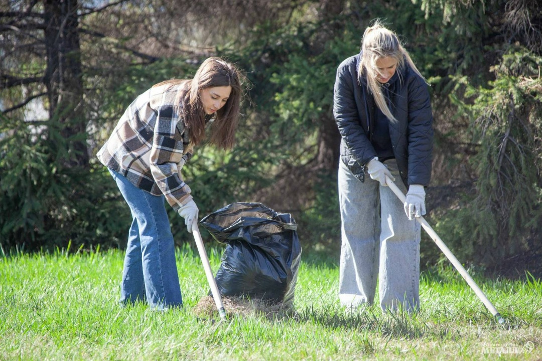 В минувшую пятницу участок от первой проходной до инженерного корпуса приводили в порядок работники коммерческой дирекции.