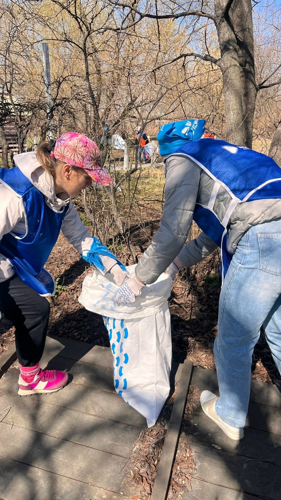 Сотрудники «НОВАТЭК-Челябинск» присоединились к масштабному субботнику на берегу Шершнёвского водохранилища