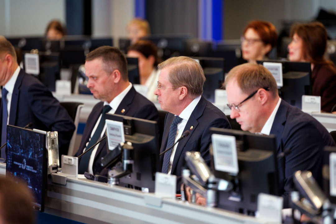 Виталий Савельев провел совещание по реализации проекта строительства высокоскоростной магистрали Москва – Санкт-Петербург.