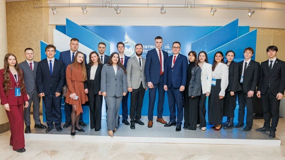 Успех молодых инноваторов ЛУКОЙЛа Молодые специалисты Компании из Западной Сибири — Максим Каштелян, Илья Хохуля и Ильдар Якупов — лауреаты конкурсов…