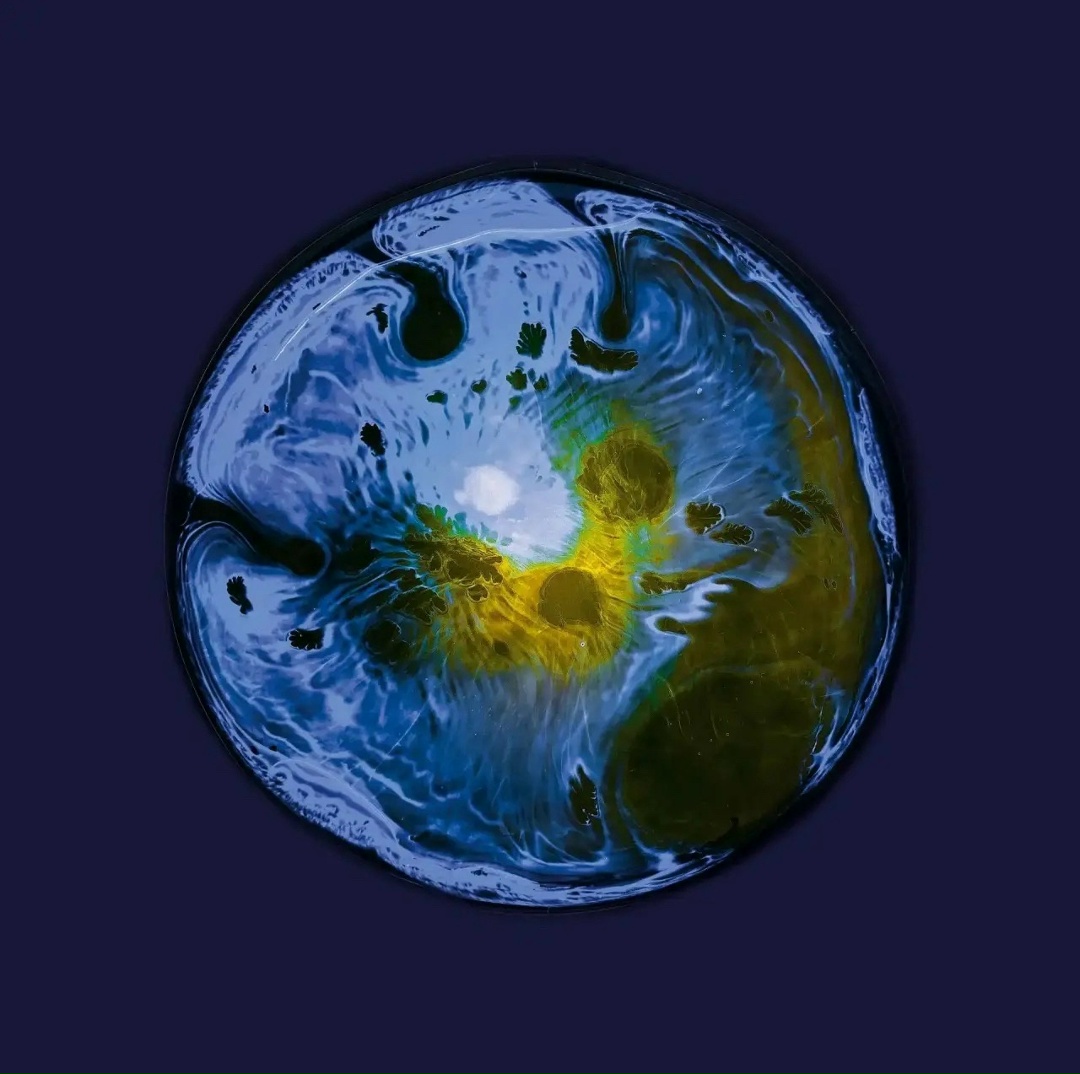 Ресурсы земли под микроскопом Удивительный ракурс: то, что похоже на снимки нашей планеты из космоса, — на самом деле макрофотография капли нефти и фрагмента…