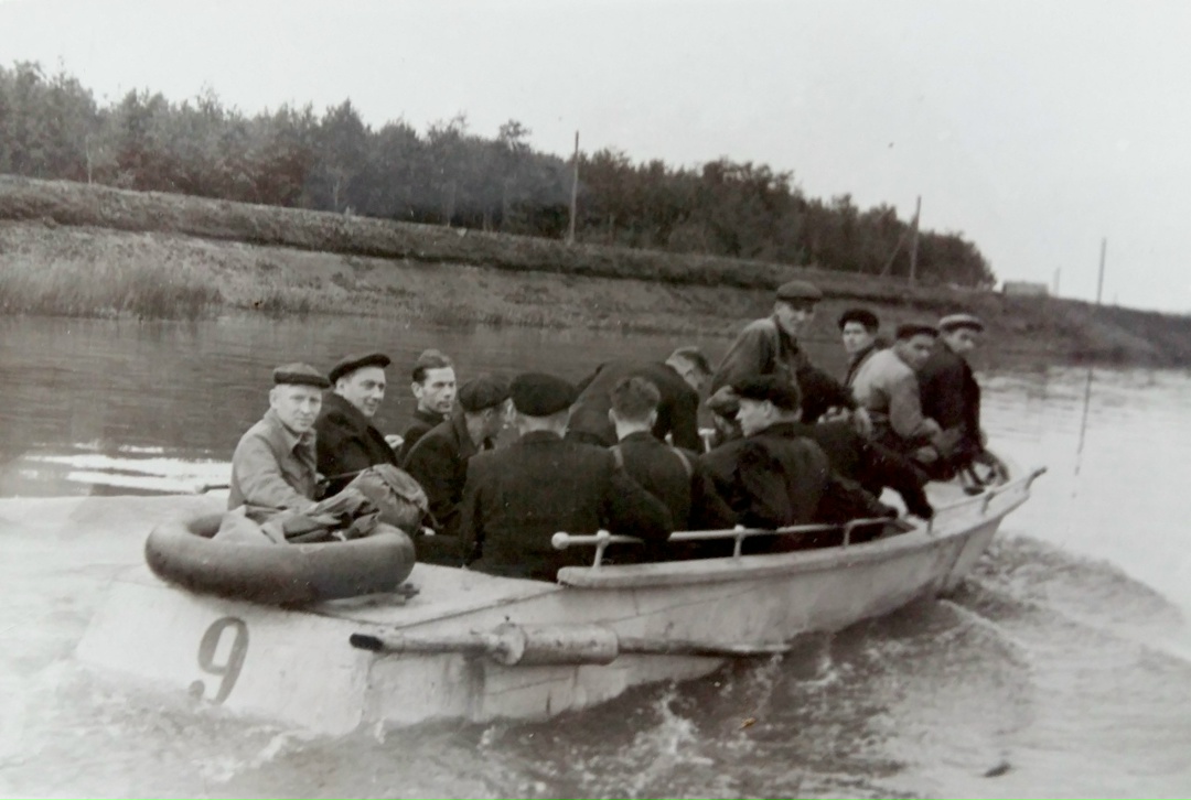 Из архива: невыдуманная история от второго цеха ЧМЗ. На фото – катер, собранный механической службой под руководством Василия Ивановича Чиликова. Слава о…