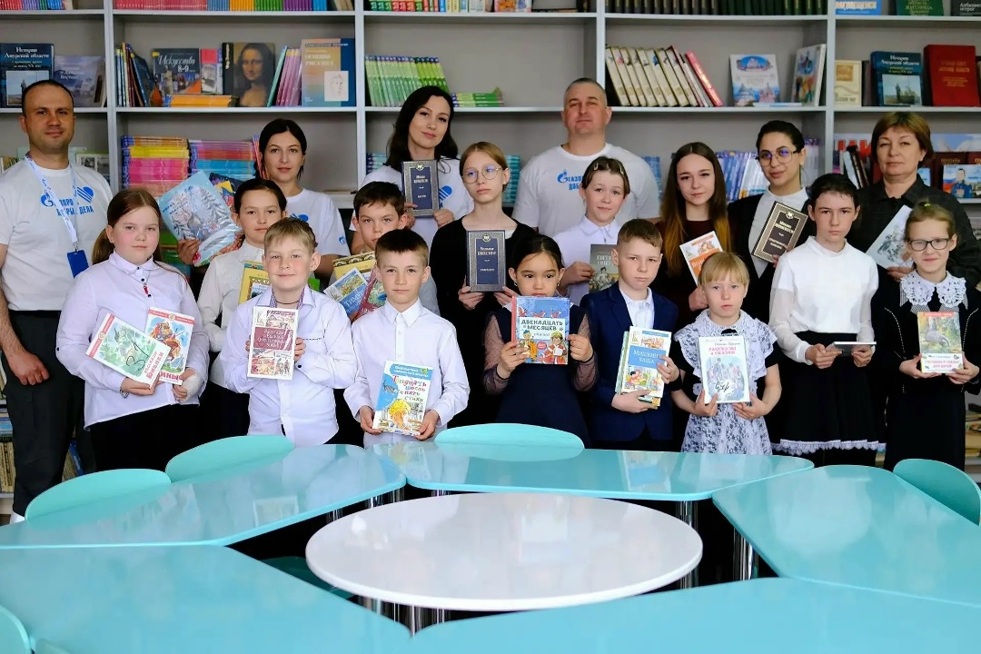 Волонтеры «Газпром переработка Благовещенск» подарили свыше 150 книг учащимся школ Свободного и Свободненского района