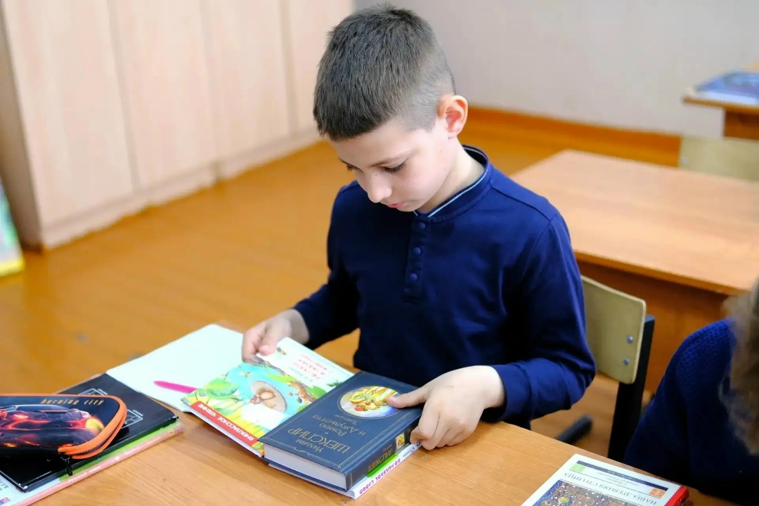 Волонтеры «Газпром переработка Благовещенск» подарили свыше 150 книг учащимся школ Свободного и Свободненского района