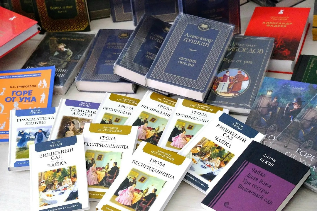 Волонтеры «Газпром переработка Благовещенск» подарили свыше 150 книг учащимся школ Свободного и Свободненского района