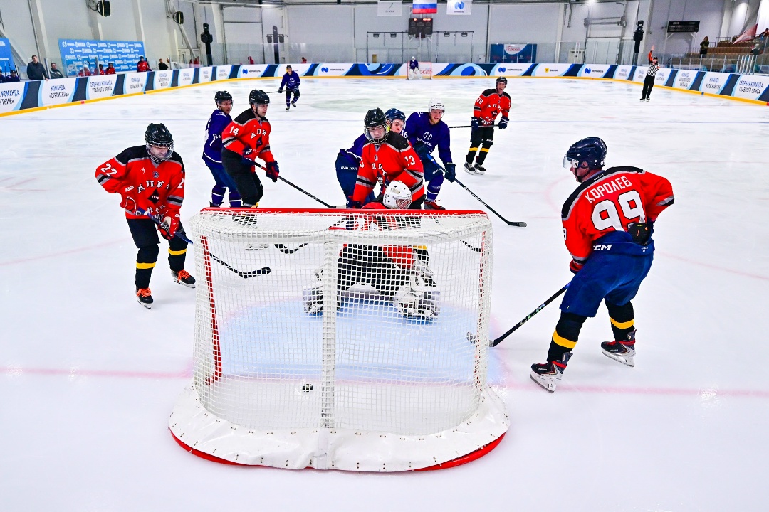 Следите за корпоративным турниром по хоккею?