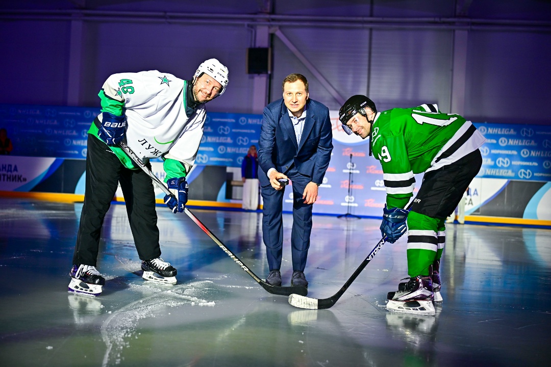 Следите за корпоративным турниром по хоккею?