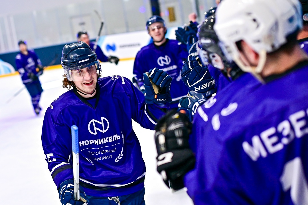 Следите за корпоративным турниром по хоккею?