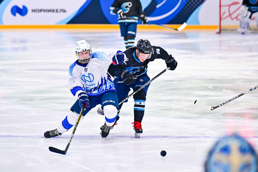 Следите за корпоративным турниром по хоккею?