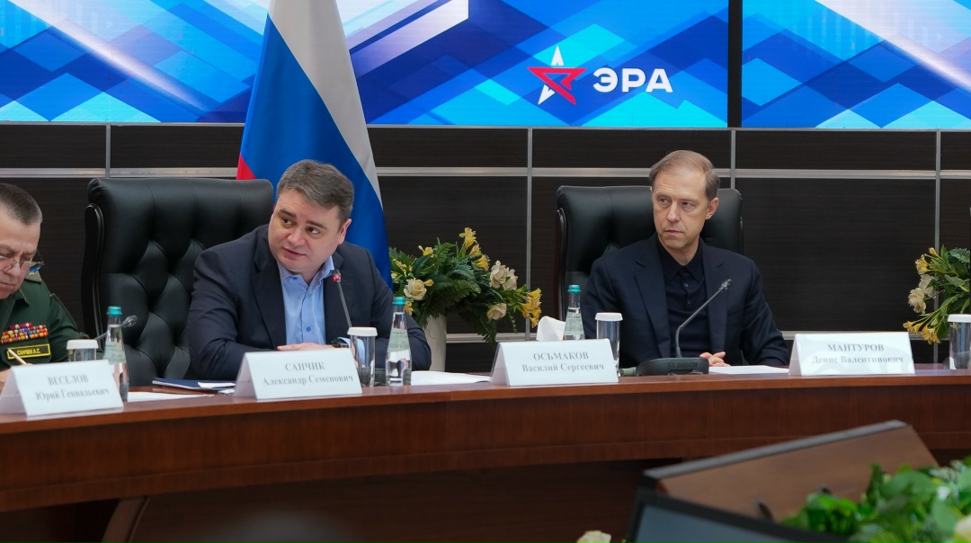 Денис Мантуров провел стратегическую сессию по вопросам энергообеспечения Вооруженных Сил РФ.