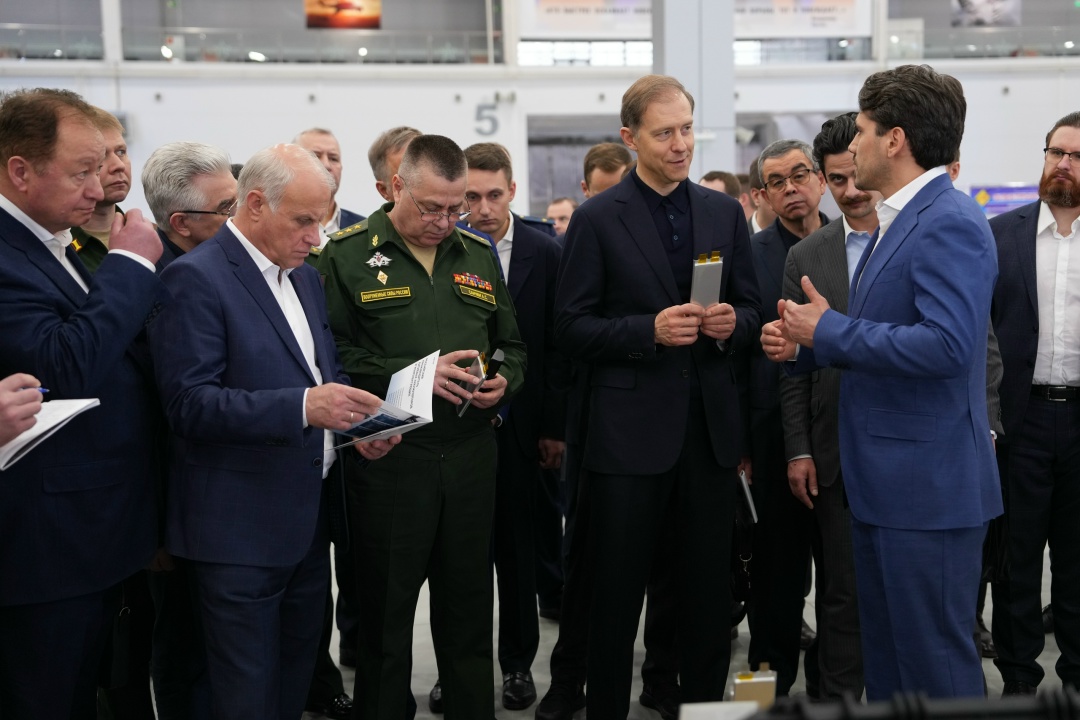 Денис Мантуров провел стратегическую сессию по вопросам энергообеспечения Вооруженных Сил РФ.