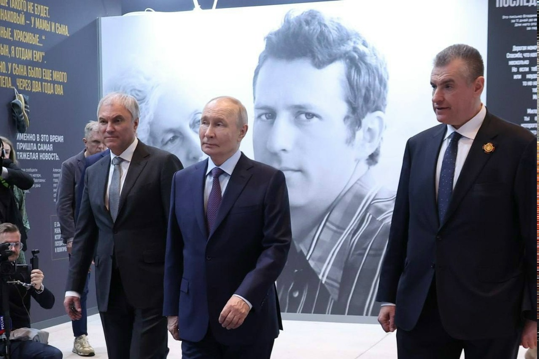 Владимир Путин в столичном Манеже осмотрел выставку, приуроченную к 80-летию со дня рождения Владимира Жириновского