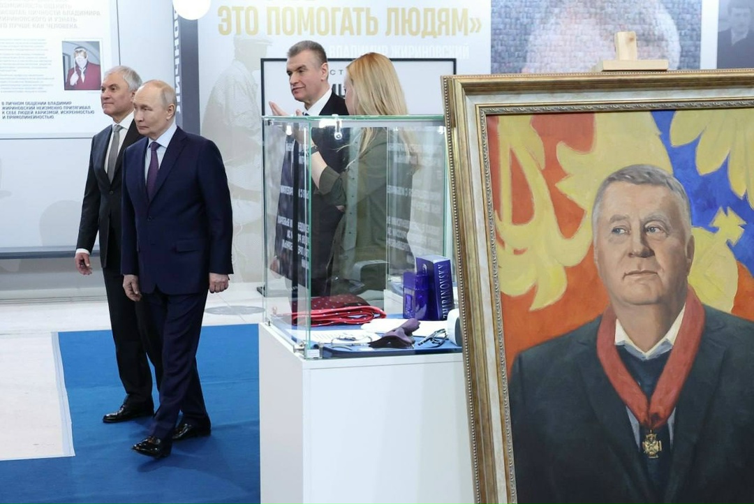 Владимир Путин в столичном Манеже осмотрел выставку, приуроченную к 80-летию со дня рождения Владимира Жириновского