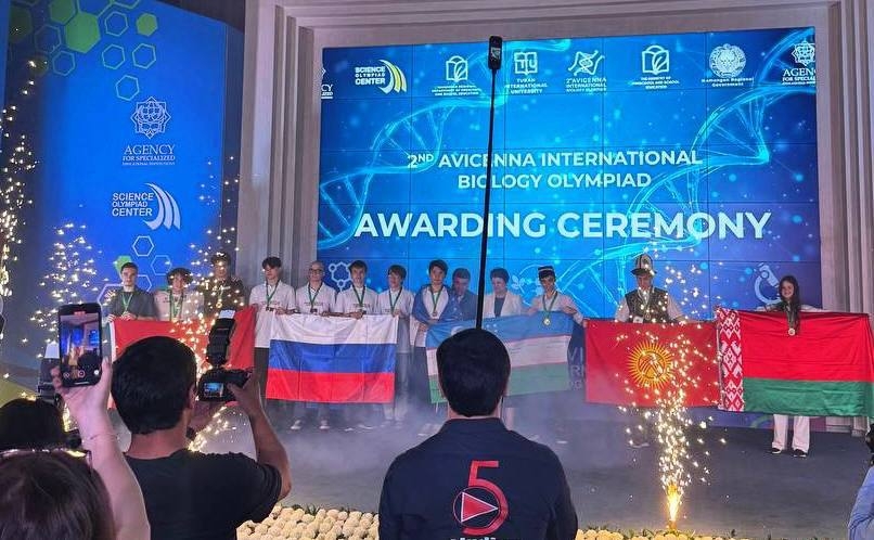 Школьники российской сборной взяли 4 золота на Международной олимпиаде по биологии и принесли команде абсолютную победу.