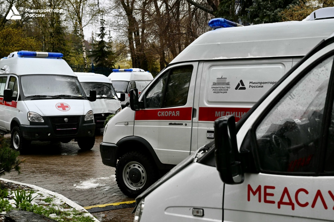 Правительство России и Народный Фронт передали медикам автомобили скорой помощи