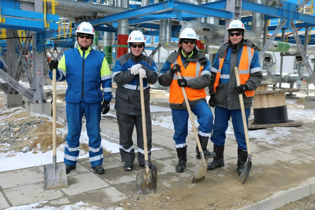 ТРУДОВОЙ ДЕСАНТ Почти 300 работников «Газпром переработка Благовещенск» приняли участие в традиционной генеральной уборке территории завода накануне…