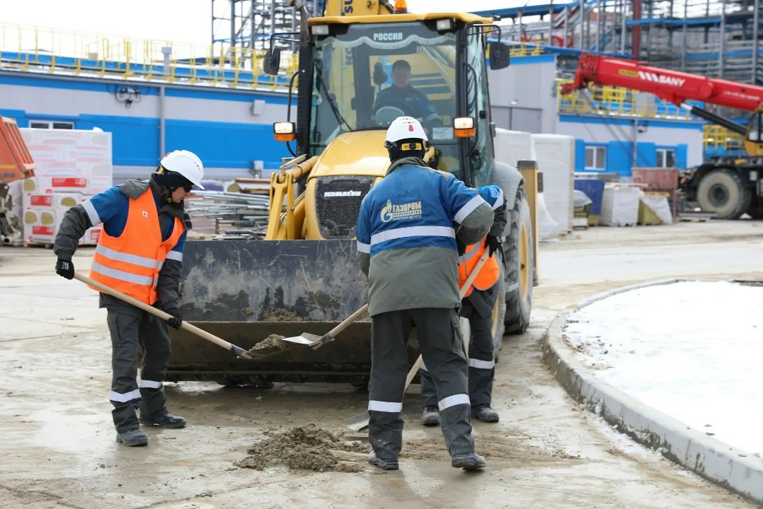 ТРУДОВОЙ ДЕСАНТ Почти 300 работников «Газпром переработка Благовещенск» приняли участие в традиционной генеральной уборке территории завода накануне…