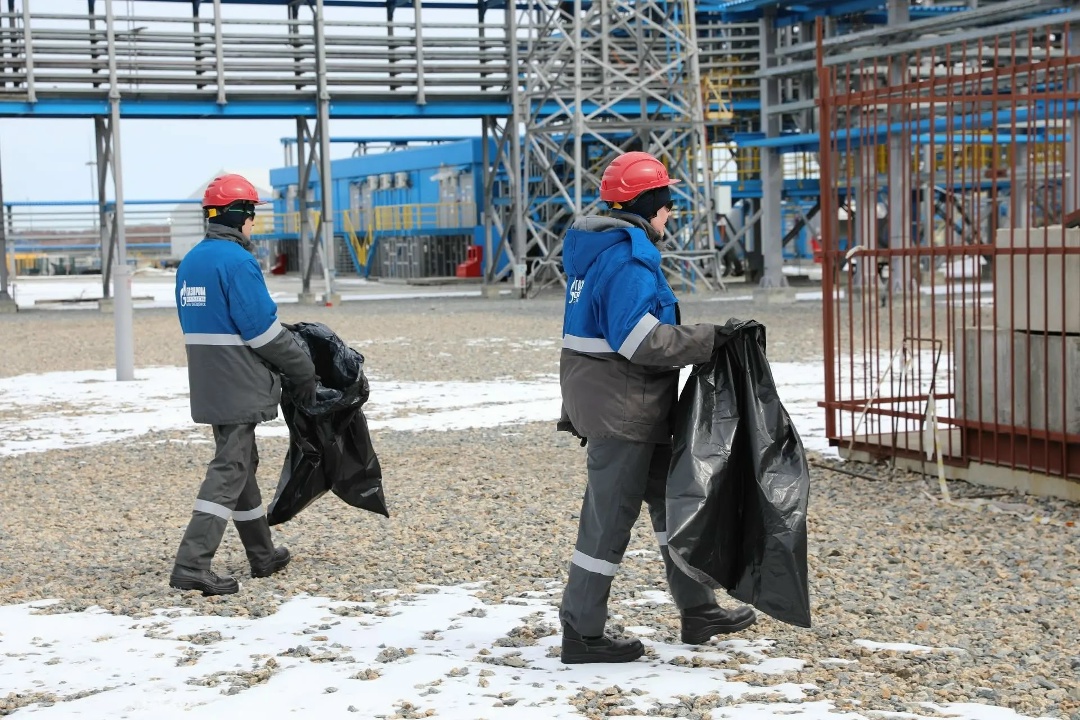ТРУДОВОЙ ДЕСАНТ Почти 300 работников «Газпром переработка Благовещенск» приняли участие в традиционной генеральной уборке территории завода накануне…