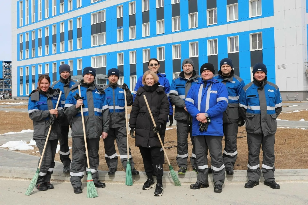 ТРУДОВОЙ ДЕСАНТ Почти 300 работников «Газпром переработка Благовещенск» приняли участие в традиционной генеральной уборке территории завода накануне…