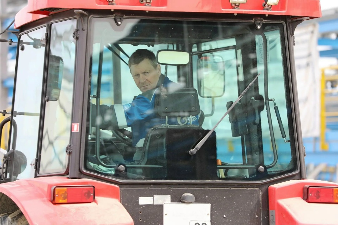 ТРУДОВОЙ ДЕСАНТ Почти 300 работников «Газпром переработка Благовещенск» приняли участие в традиционной генеральной уборке территории завода накануне…