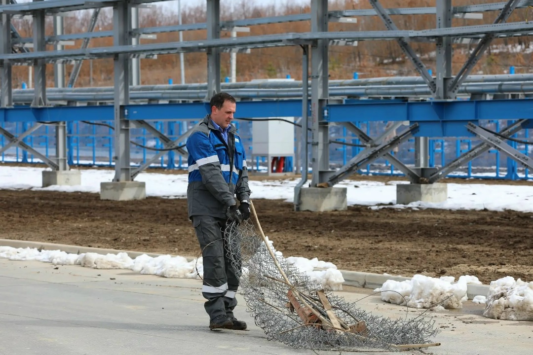 ТРУДОВОЙ ДЕСАНТ Почти 300 работников «Газпром переработка Благовещенск» приняли участие в традиционной генеральной уборке территории завода накануне…