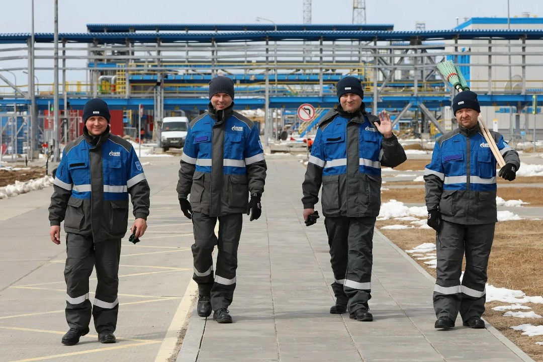 ТРУДОВОЙ ДЕСАНТ Почти 300 работников «Газпром переработка Благовещенск» приняли участие в традиционной генеральной уборке территории завода накануне…